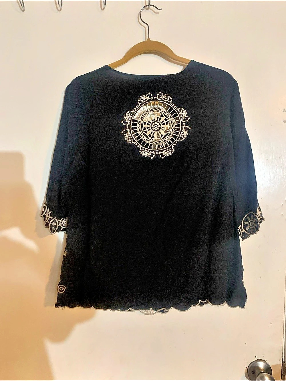 Solitaire Embroidered Tunic in Black & Gold Size Small - Picture 2 of 7